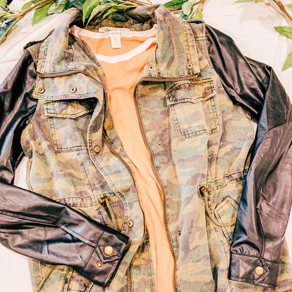 🆕SALE‼️CAMO PRINT JACKET - Picture 2 of 7